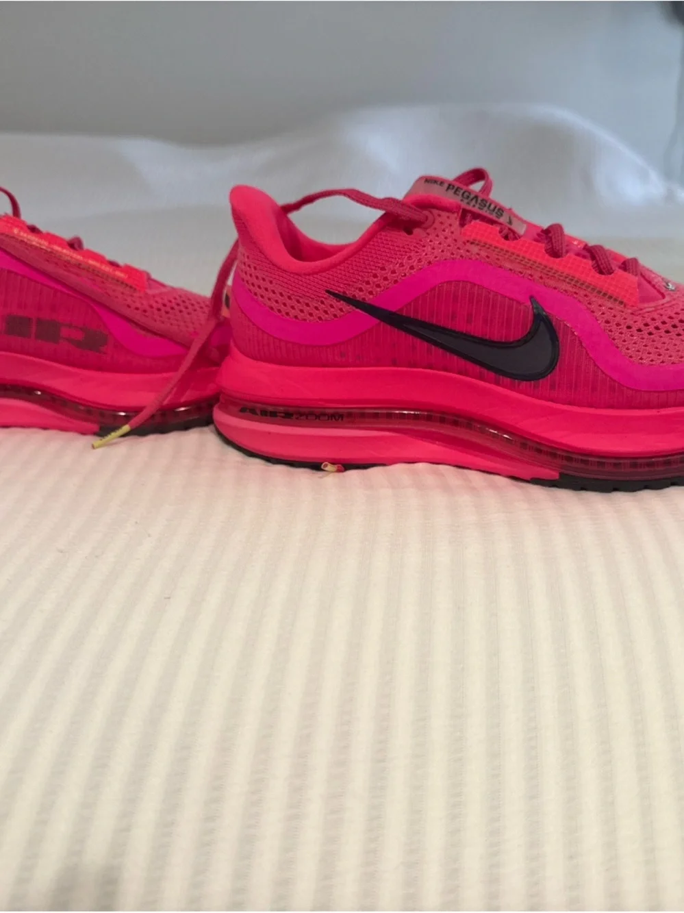 Nike Unisex Pegasus Premium in Volt Pink
